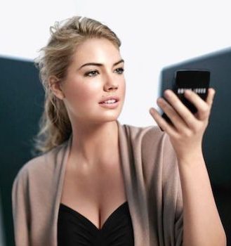 Kate Upton presenta 'The Bobbi Glow Collection' como embajadora de la firma