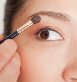 El laborioso trabajo de cambiar la forma natural de tus cejas