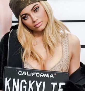 Kylie Jenner lanza su nuevo pintalabios en un sorprendente vídeo musical