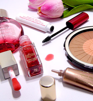 Clarins apuesta por el acabado bronzer en su maquillaje para verano 2016