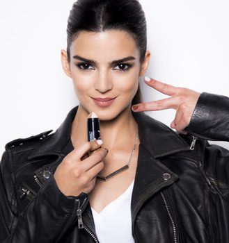 Clara Lago repite como reina del contouring en la campaña de Maybelline NY