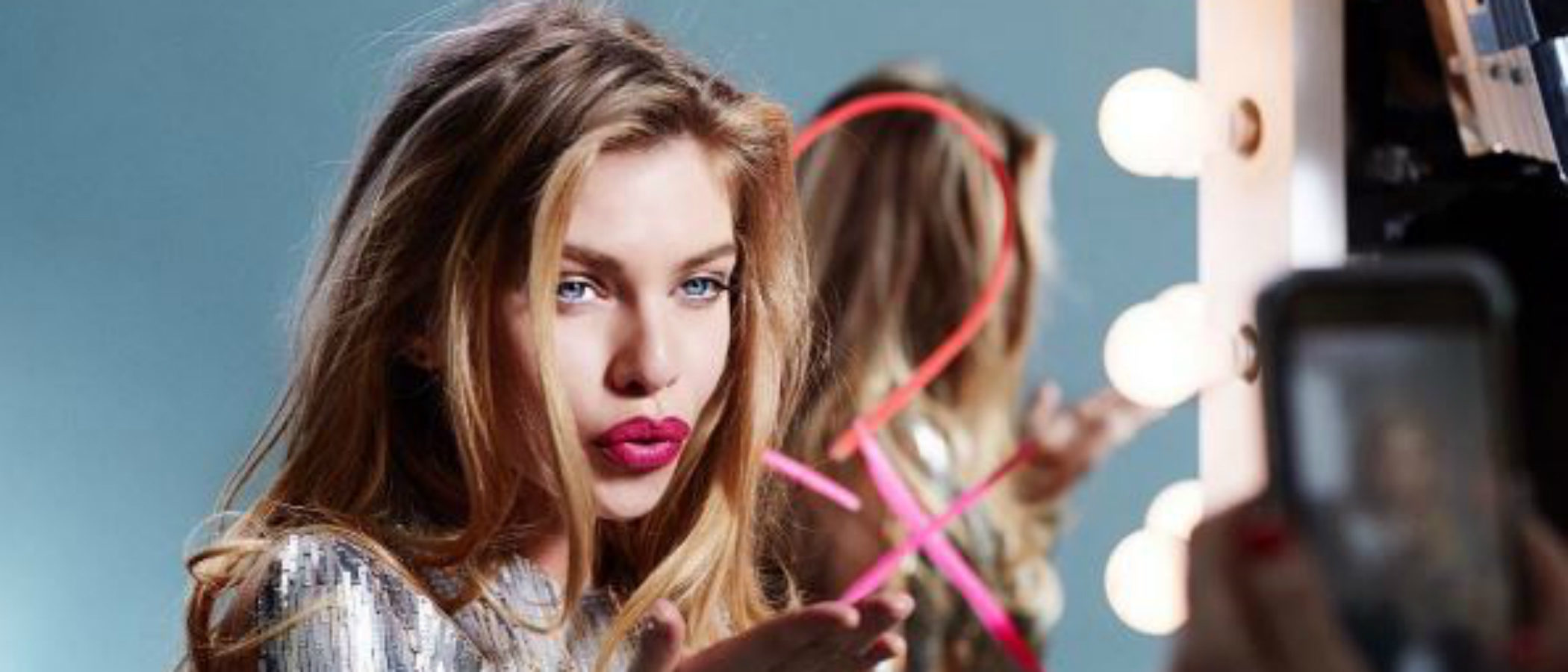 Stella Maxwell, el relevo de Candice Swanepoel como embajadora de Max Factor