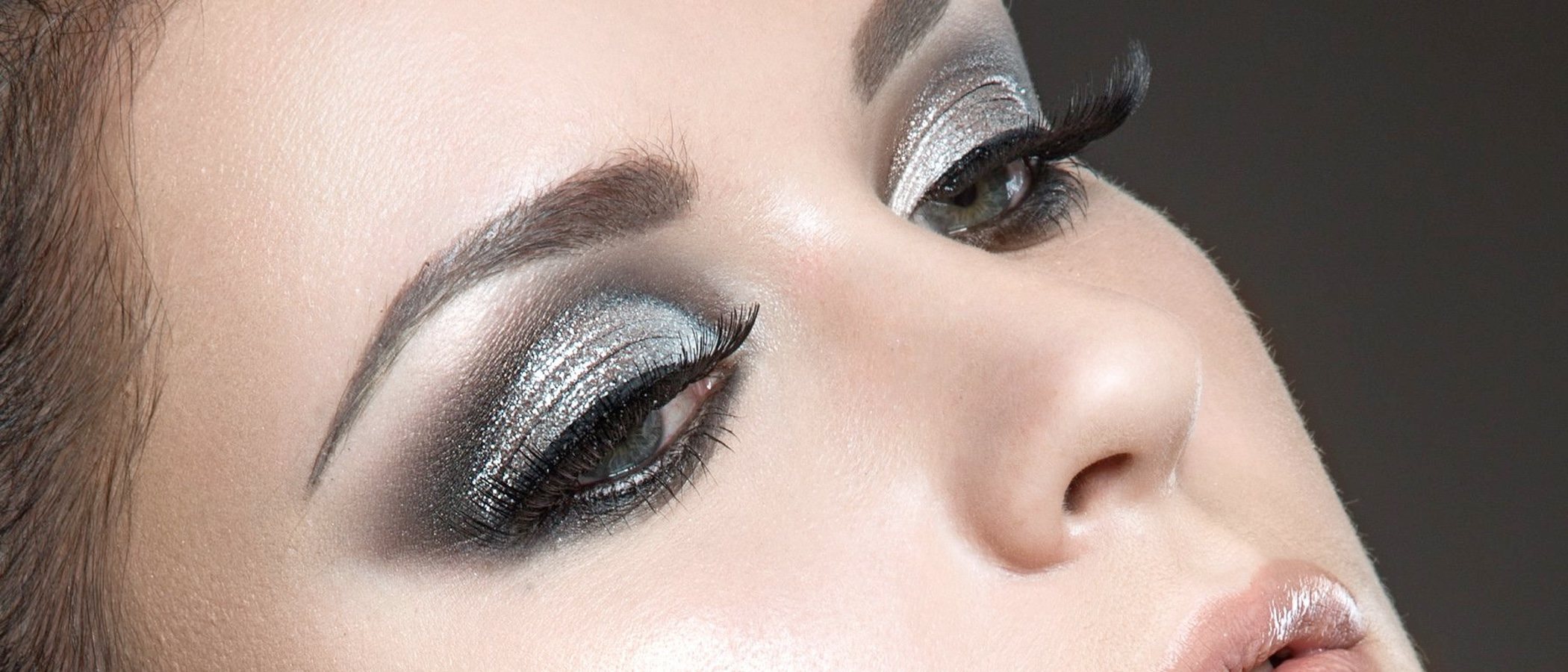 Mirada festiva: Sombras de ojos doradas y plateadas para Navidad