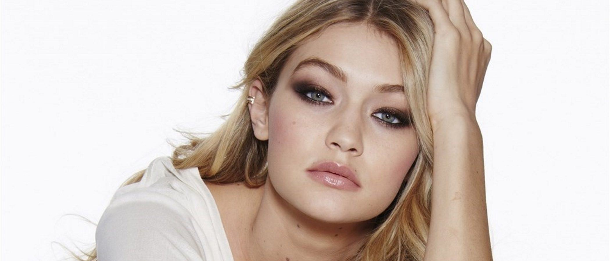 Gigi Hadid se convierte en ángel para 'Push Up angel' de Maybelline New York