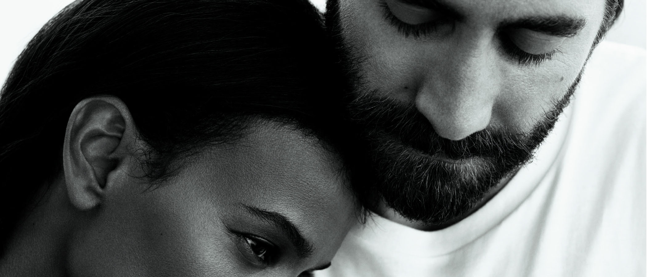 Jake Gyllenhaal y Liya Kebede protagonizan la nueva campaña de Calvin Klein