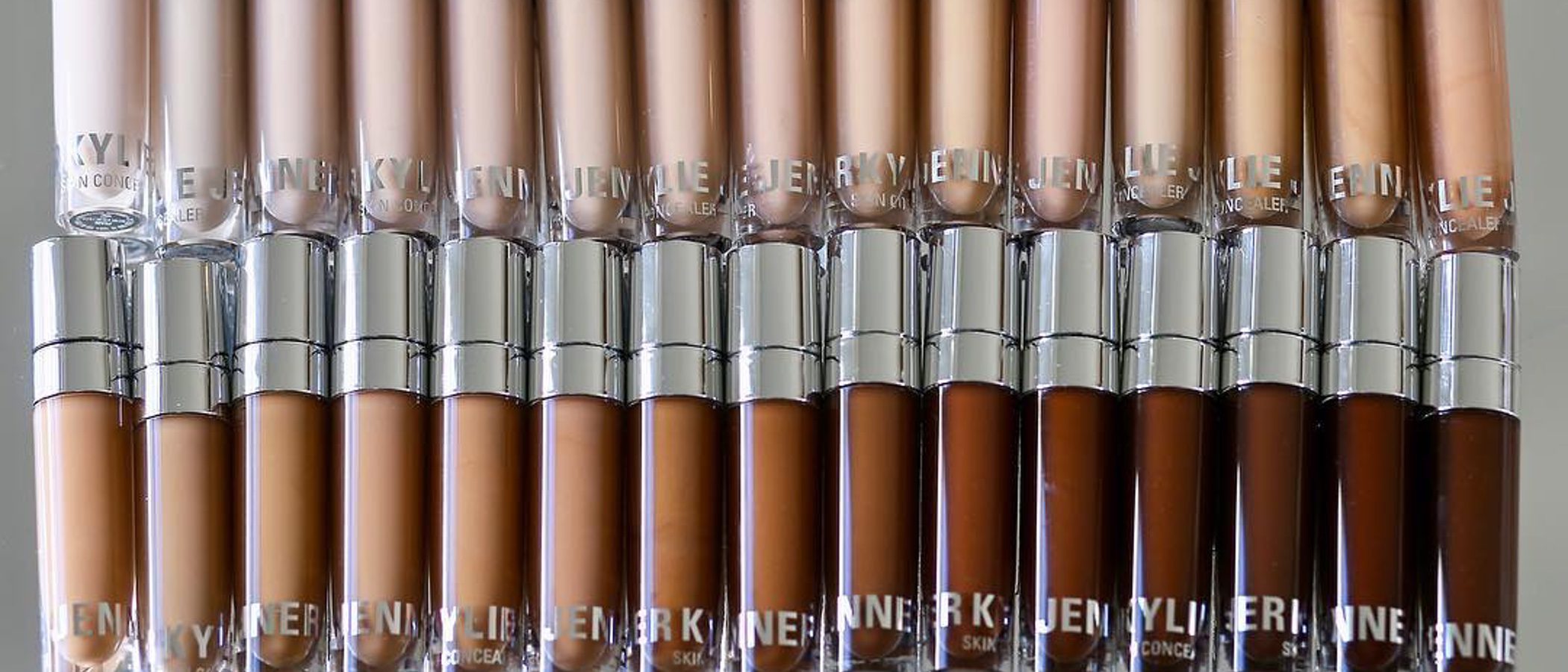 Kylie Jenner apuesta por 30 tonos de maquillaje, labiales en barra y un juego de brochas muy innovador