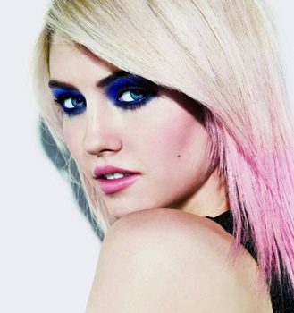 Las primeras imágenes  de Charlotte Free en la nueva campaña de Maybelline