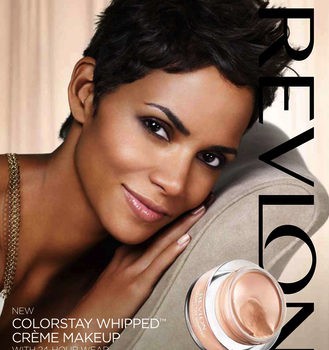 Halle Berry posa de nuevo espectacular para Revlon
