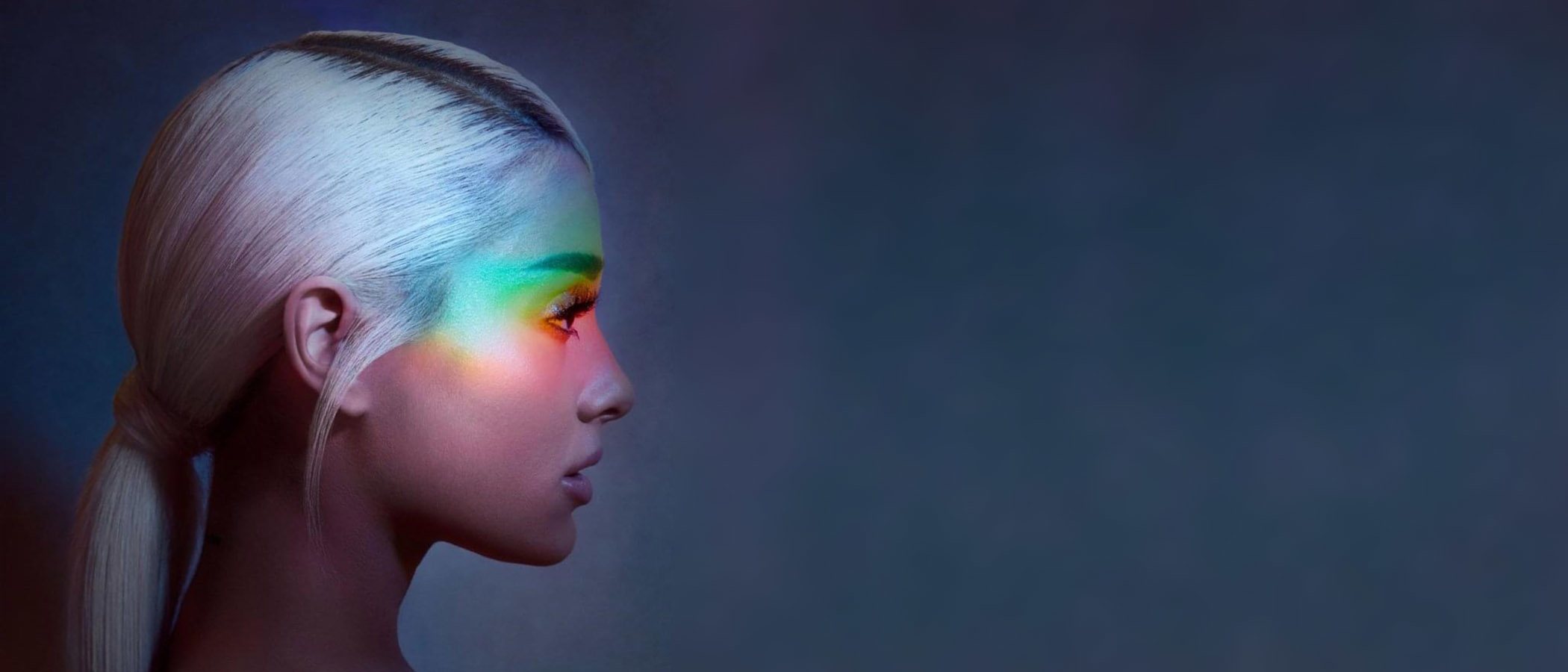 Ariana Grande se inspira en su tatuaje más íntimo y personal para el lanzamiento de un nuevo perfume