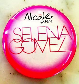 Selena Gomez lanza una línea de esmalte para uñas