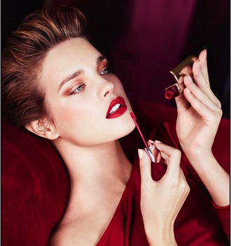Natalia Vodianova se viste de rojo para protagonizar la nueva campaña de Guerlain