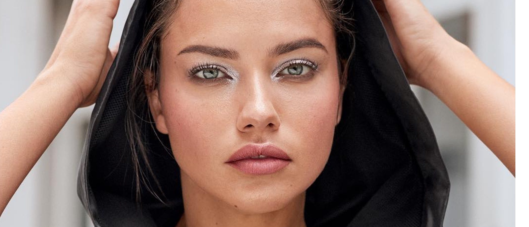 Adriana Lima es la imagen del deportivo maquillaje de Puma X Maybelline