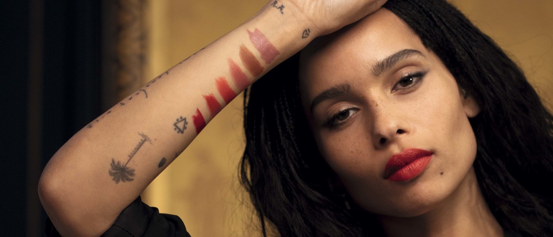 Zoë Kravitz lanza seis labiales de la mano de Yves Saint Laurent