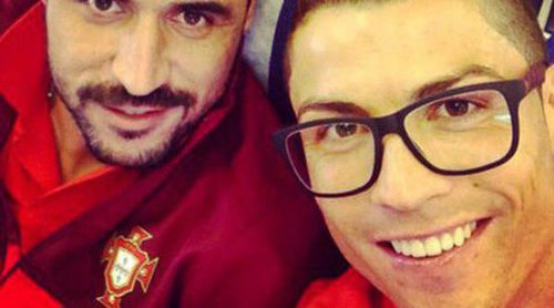 Cristiano Ronaldo se vuelve hipster: mechas rubias y gafas de pasta moradas