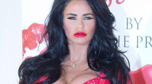 Katie Price presenta su perfume 'Kissable' vestida de beso