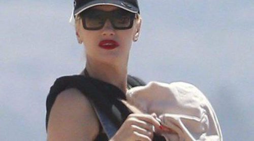 Gwen Stefani ayuda a su hijo de cinco meses a dar sus primeros pasos en la playa