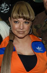 Fergie con un flequillo abultado bicolor