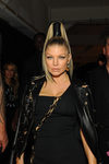 Fergie con un coleta alta sujeta con una cinta de cuero