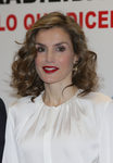 La Reina Letizia con una melena ondulada y un labial rojo