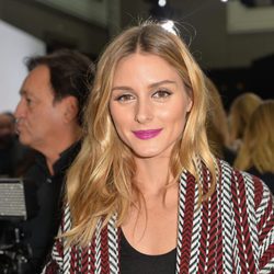 Olivia Palermo con los labios violetas