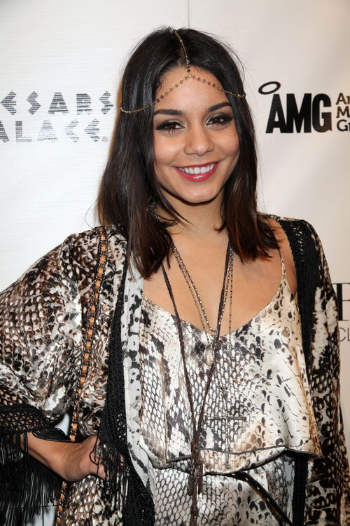 Vanessa Hudgens con un accesorio capilar