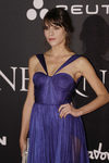 Felicity Jones luce un ahumado naranja y un recogido messy