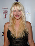Kaley Cuoco con unas extensiones del distinto color al de su cabello natural