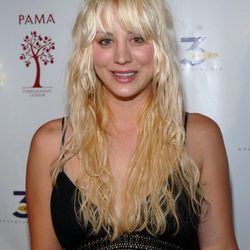 Kaley Cuoco con unas extensiones del distinto color al de su cabello natural