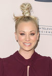 Kaley Cuoco con un moño sujeto en una fina goma blanca