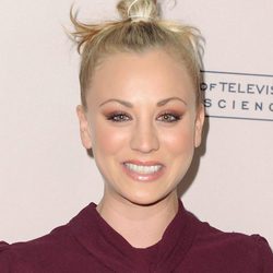 Kaley Cuoco con un moño sujeto en una fina goma blanca