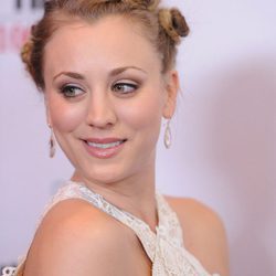 Kaley Cuoco con un peinado de muchos moños