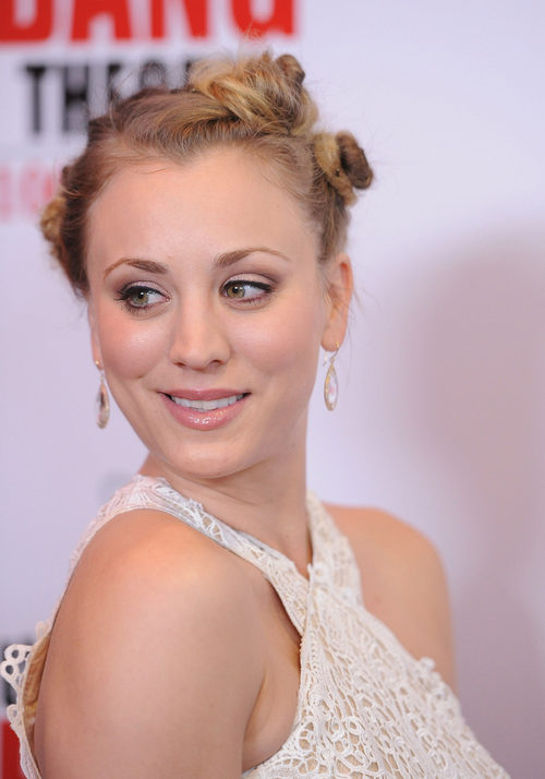 Kaley Cuoco con un peinado de muchos moños