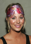 kaley Cuoco con un pañuelo en la cabeza