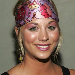 kaley Cuoco con un pañuelo en la cabeza