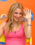 Kaley Cuoco con mechas rubias y castañas