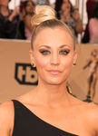 Kaley Cuoco con un tenso moño