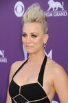 Kaley Cuoco con un tupé despeinado