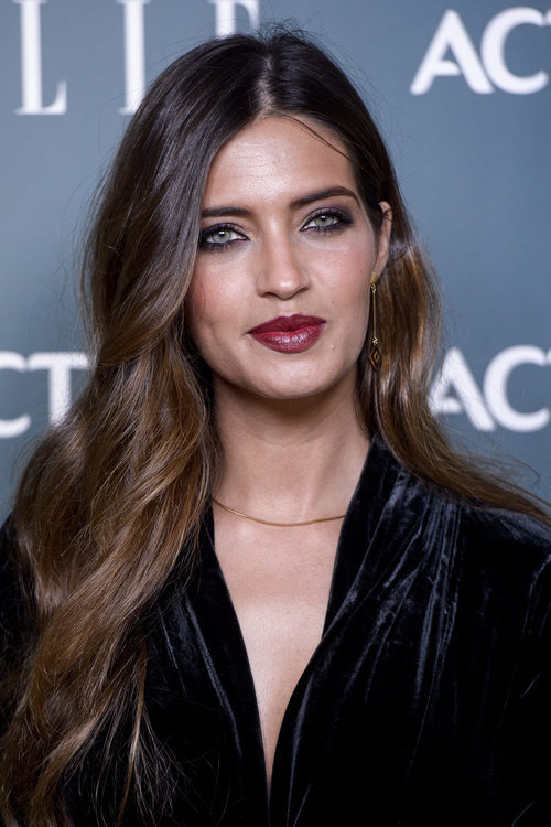 Sara Carbonero con un labial burdeos