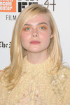 Elle Fanning con sombra de ojos naranja