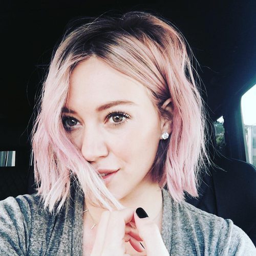 Hilary Duff con un corte bob y teñida de rosa