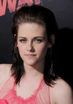 Kristen Stewart con un peinado de pelo hacia atrás