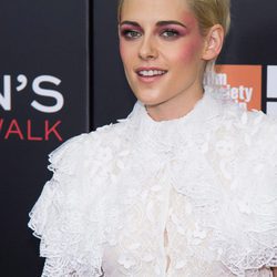 Kristen Stewart con sombra de ojos rosa por el pómulo y las sienes