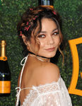 Vanessa Hudgens con una corona de flores y una trenza