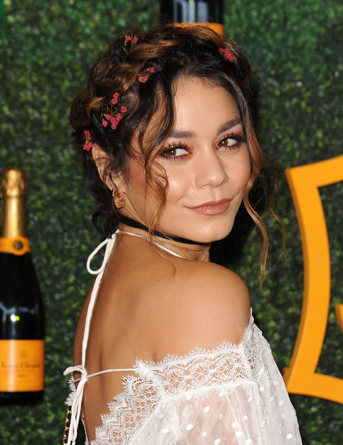 Vanessa Hudgens con una corona de flores y una trenza