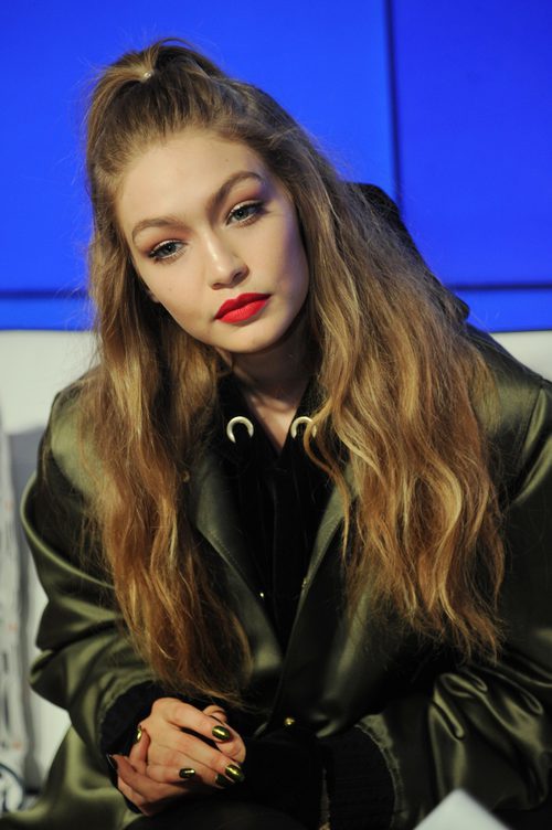 Gigi Hadid con un semi recogido de coleta alta