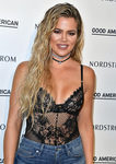Khloé Kardashian con un look efecto mojado