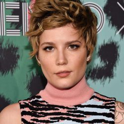 Halsey con un corte garçon con el cabello de punta