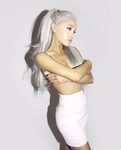Ariana Grande con el cabello blanco para promocionar su single 'Focus'