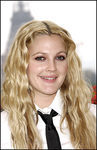 Drew Barrymore con la raya en el medio y beachy waves