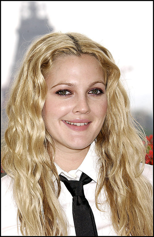 Drew Barrymore con la raya en el medio y beachy waves